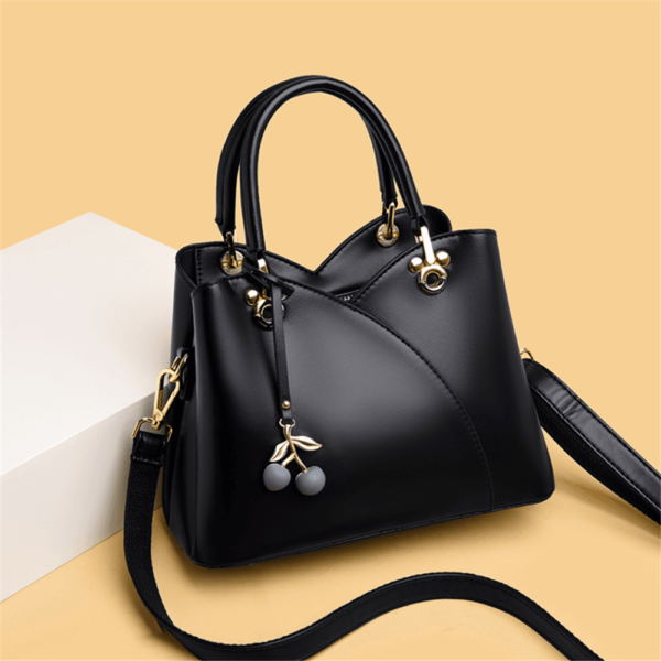Bolsa de Ombro Feminina com Pingente - Image 3